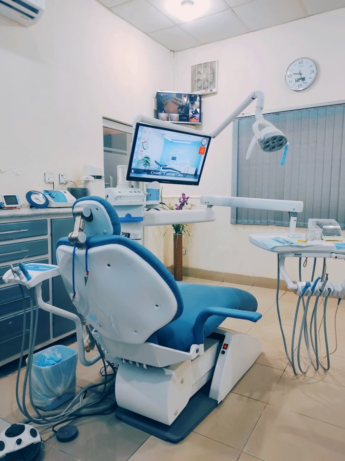 A fully equipped dental clinic room showcasing a dental chair and tools for patient care.